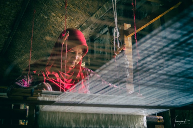 Pengerajin Tenun Songket pandai sikek